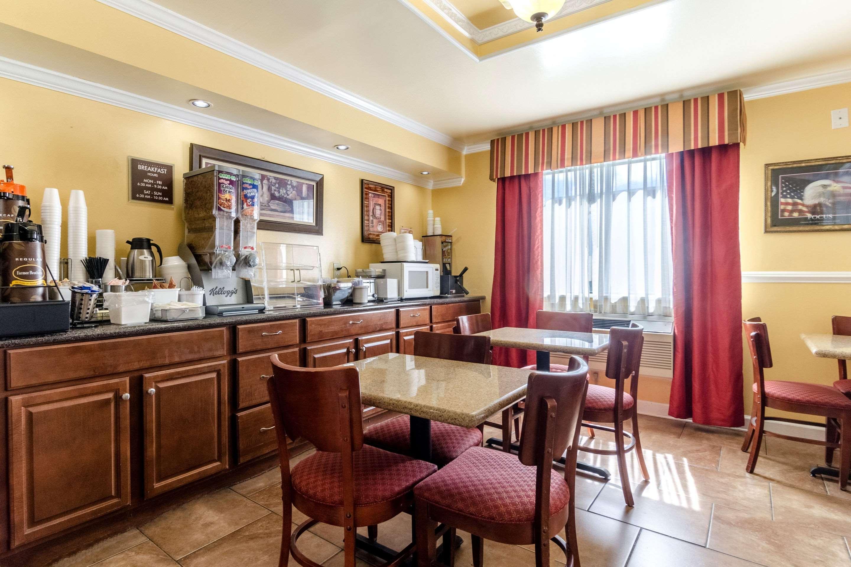 Rodeway Inn & Suites Jacksonville Near Camp Lejeune Eksteriør billede